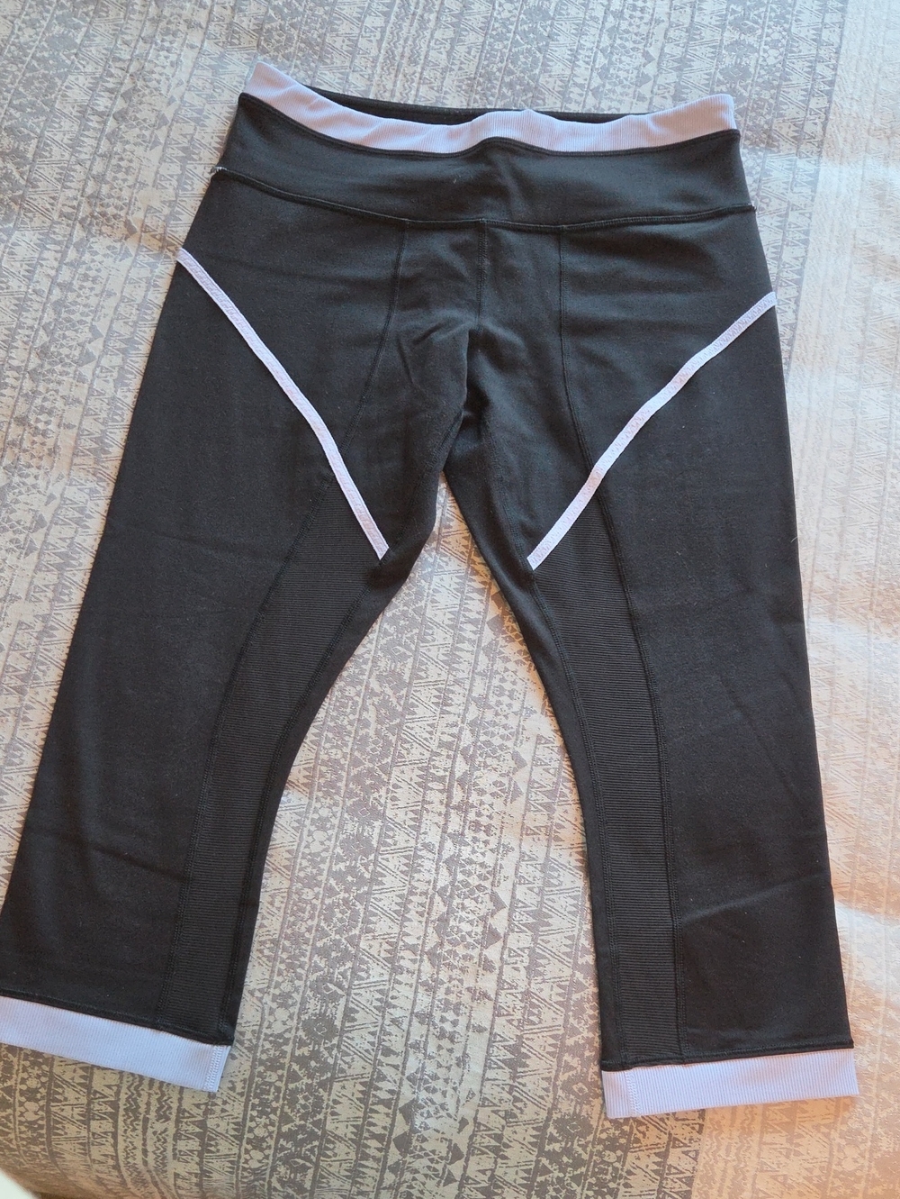 WOMENS LULULEMON BLACK & LAVENDER CAPRI LEGGINGS SZ: 10